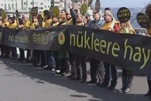 Galata K&ouml;pr&uuml;s&uuml;'nde n&uuml;kleere karşı insan zinciri