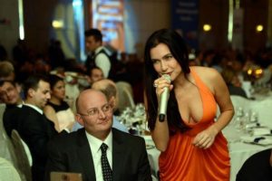 Şevval Sam'dan derin dekolteli konser