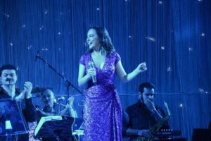 Ebru G&uuml;ndeş'ten  5 yıldızlı konser