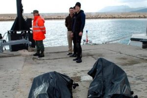 Otomobil 40 metrelik u&ccedil;urumdan denize d&uuml;şt&uuml;