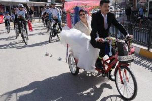 Bisiklet gelin arabasına, bisikletli konvoy