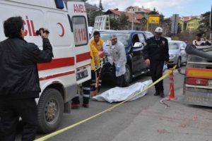 Talihsiz adam beton mikserinin altında kaldı