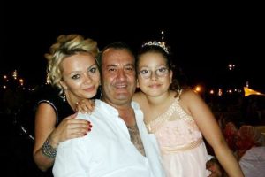 Ara&ccedil; şarampole yuvarlandı: 1 &ouml;l&uuml;, 2 yaralı