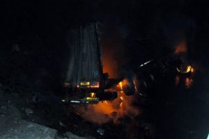 Tuğla y&uuml;kl&uuml; TIR alev alev yandı