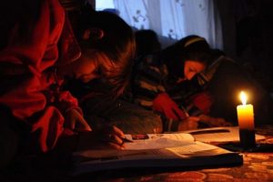 &Uuml;&ccedil; kuşaktır mum ışığında yaşam