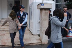 Eve giren hırsızı komşu yakalandı