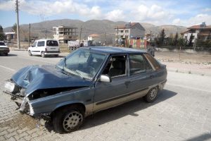 Otomobil direğe &ccedil;arptı