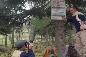 Mezarlıktaki tabela g&ouml;renleri şaşırtıyor