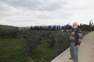 Tarlasından ge&ccedil;en viyad&uuml;k&uuml; yıkacak