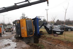 Otomobil taşıyan TIR devrildi