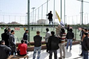 Halı sahaya asılan pankart, polis tarafından indirildi