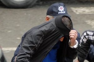 Ka&ccedil;ırdığı gen&ccedil; kıza tecav&uuml;ze kalkıştı