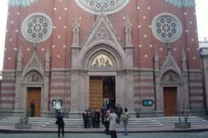 St. Antuan kilisesi &ouml;n&uuml;nde ş&uuml;pheli paket