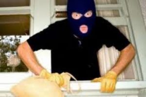 Kapının kilidini kırarak altınları &ccedil;aldılar