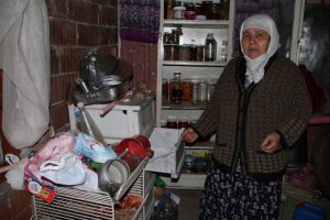 Yardım bahanesiyle 78 yıllık birikimini &ccedil;aldılar!