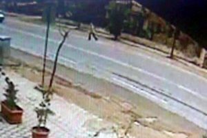 Otomobilin yayaya &ccedil;arpma anı g&uuml;venlik kamerasında