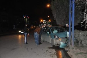 Otomobil direğe &ccedil;arptı: 4 yaralı