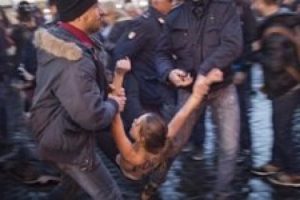 Duman beklerken Femen &ccedil;ıktı