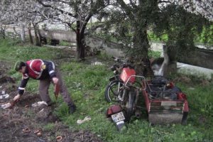 Otomobil ve motosiklet kafa kafaya &ccedil;arpıştı