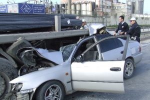 OtomobiliyleTIR &ccedil;ekicisinin altına girdi