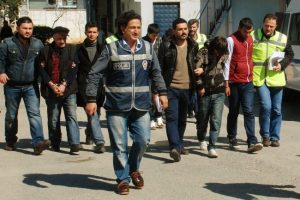 Hırsızlar kasayı a&ccedil;arken paraları yaktı