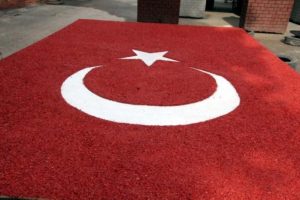 Atık lastik ve talaşlardan T&uuml;rk Bayrağı