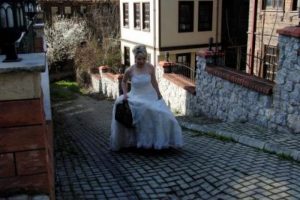Kiraladığı gelinlikle sokaklarda gezdi