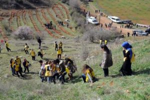 Kimsesiz &ccedil;ocuklar i&ccedil;in fidan diktiler