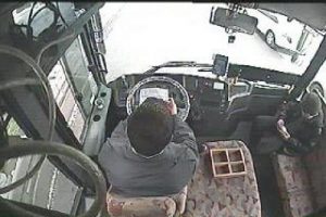 Kağıdı okurken &ccedil;ocuğu ezdi