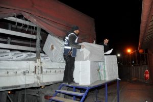 &Ccedil;imento y&uuml;kl&uuml; TIR'dan ka&ccedil;ak sigara &ccedil;ıktı