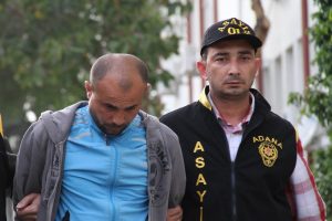 Altınlarını gasp ettiği kadına yemek hazırlattı!