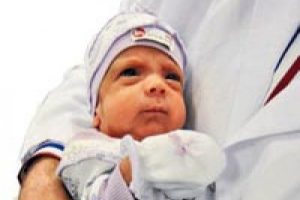 Parmak bebek, yaşam savaşını kazandı