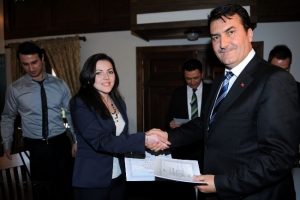 Başarılı kursiyerlere sertifikalarını D&uuml;ndar verdi