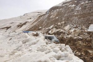 Heyelan Y&uuml;ksekova-Şemdinli karayolunu kapattı