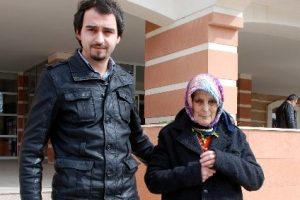 &Ouml;nce d&ouml;vd&uuml;, sonra gasp etti, ardından &ouml;z&uuml;r diledi