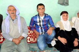Serbest bırakılan askerin k&ouml;y&uuml;nde sevin&ccedil;