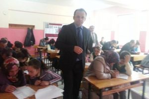 &Ouml;ğrenciler ve velileriyle kitap okuyup sınava girdi