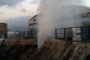 Şebeke borusu patladı sular bir apartman boyu y&uuml;kseldi