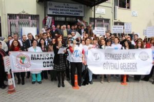 Sağlık&ccedil;ılar sokağa d&ouml;k&uuml;ld&uuml;