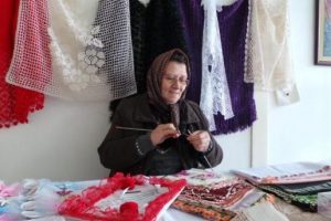 &Ouml;rg&uuml; &ouml;r&uuml;p satarak &ouml;ğrencilere burs veriyor