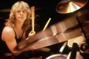 Clive Burr hayatını kaybetti