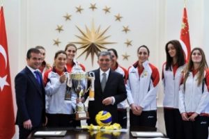 Şampiyon Vakıfbank K&ouml;şk'e &ccedil;ıktı