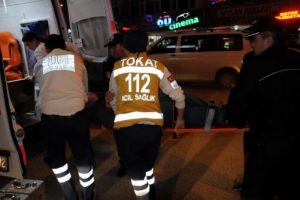 Kız arkadaşını sokak ortasında bı&ccedil;akladı