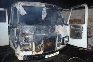 Park halindeki minib&uuml;s kundaklandı
