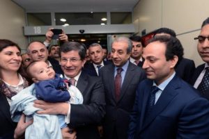Bakan Davutoğlu ve Eker'i Baydemir karşıladı