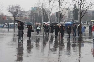 Bursalılar g&uuml;ne yağmurla uyandı