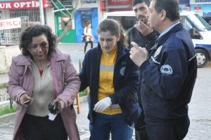 Bı&ccedil;akladı, d&ouml;vd&uuml; ardından telefon a&ccedil;ıp...