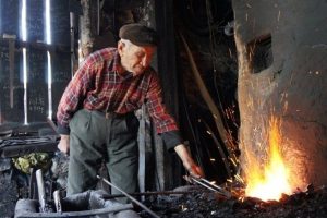 83 yaşında 70 yıldır demir d&ouml;v&uuml;yor