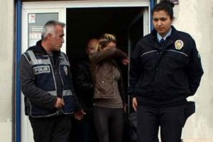 Arabada pazarlık yaparken yakalandılar