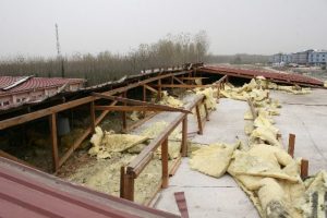 Kuvvetli r&uuml;zgar lisenin &ccedil;atısını u&ccedil;urdu